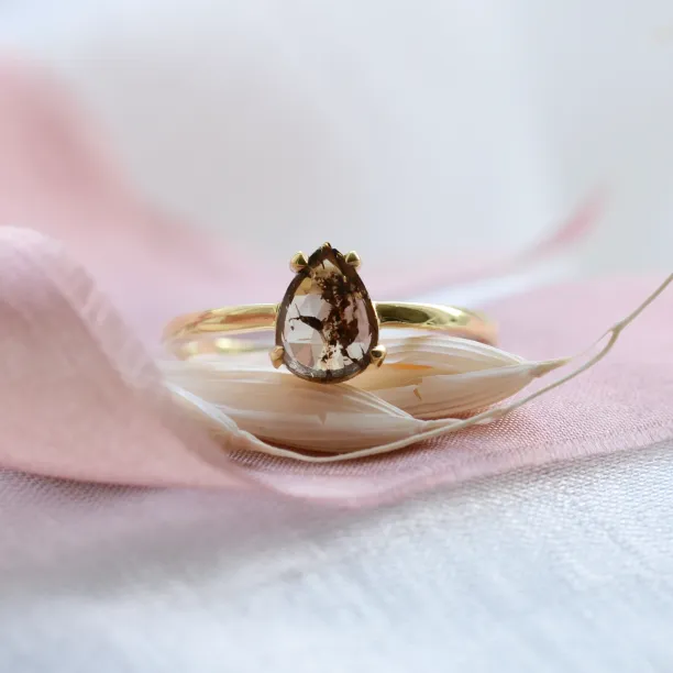 Zlatý prsten s diamantem salt and pepper ve tvaru kapky BERTA Image