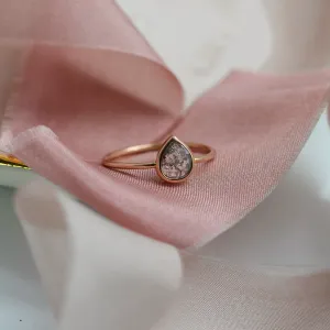 Minimalist gold ring with salt and pepper diamond XENÉ