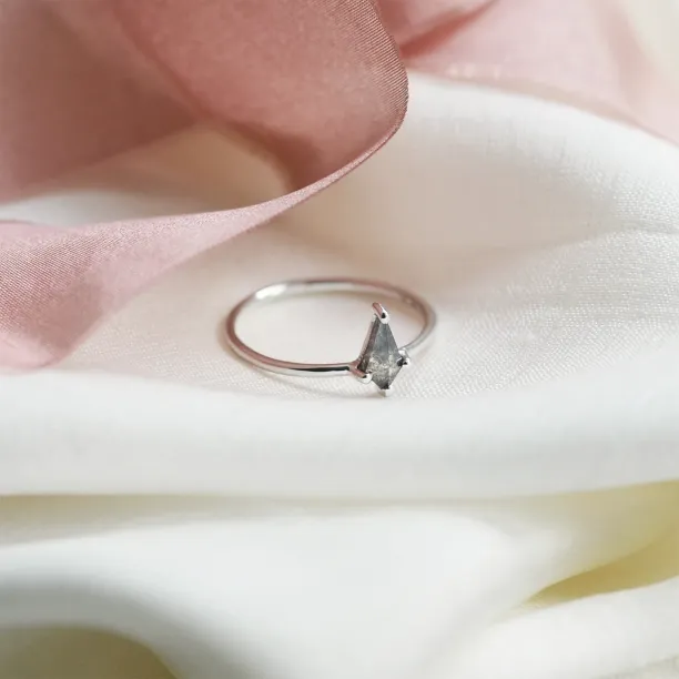 Zlatý prsten s diamantem  salt and pepper ANZI Image