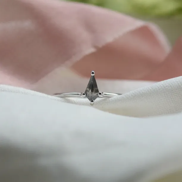 Zlatý prsten s diamantem  salt and pepper ANZI Image