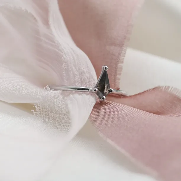 Zlatý prsten s diamantem  salt and pepper ANZI Image