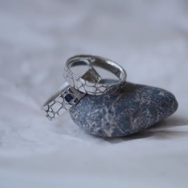 Zlaté snubní prsteny s designem oblázků TORFA Image