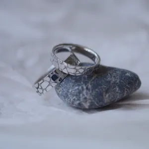 Zlaté snubní prsteny s designem oblázků TORFA Thumbnail