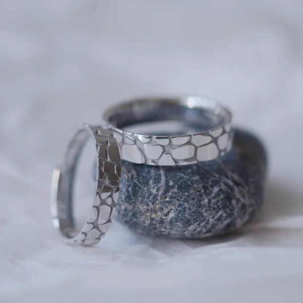 Zlaté snubní prsteny s designem oblázků TORFA Image