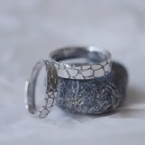 Zlaté snubní prsteny s designem oblázků TORFA Thumbnail