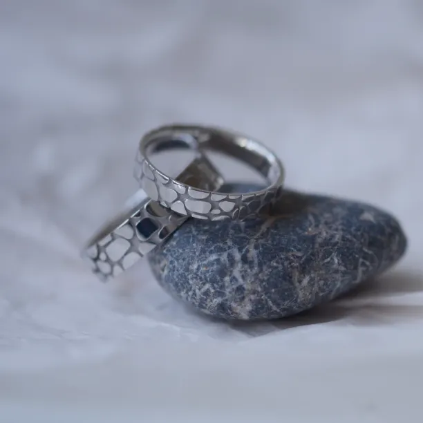 Zlaté snubní prsteny s designem oblázků TORFA Image