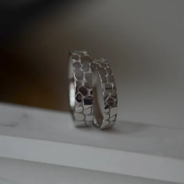 Zlaté snubní prsteny s designem oblázků TORFA Image