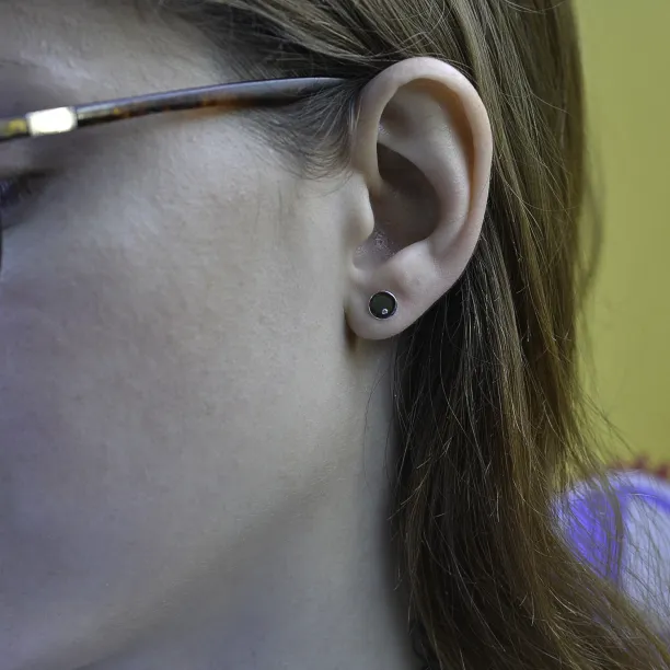 Minimalistické stříbrné puzetové náušnice s diamanty VIOLY Image