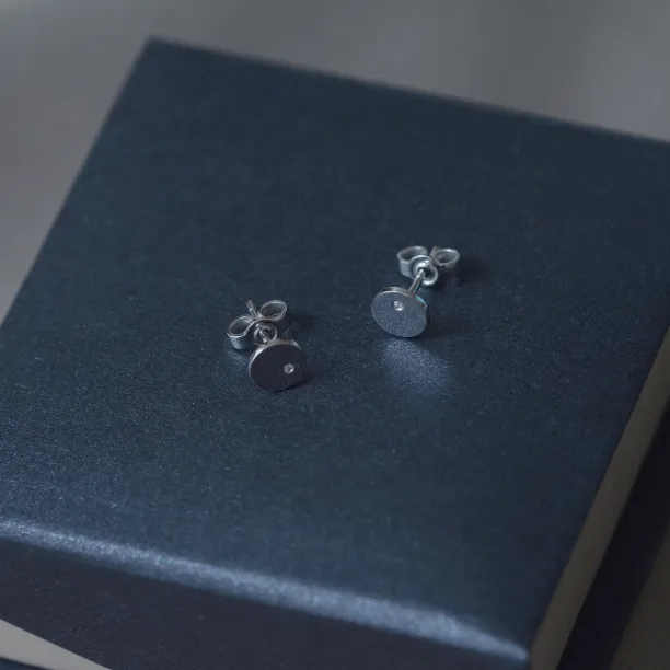 Minimalistické stříbrné puzetové náušnice s diamanty VIOLY Image