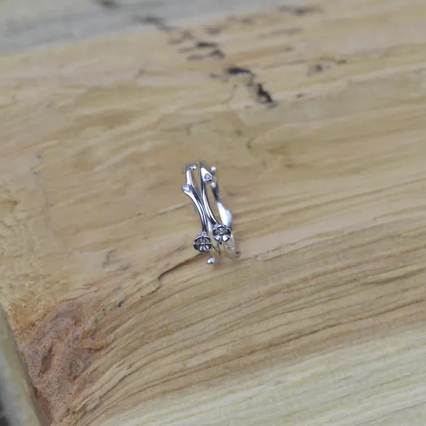 Minimalistický prsten ze zlata s květinami a diamanty VILO Image