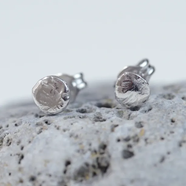 Minimalistické napichovací náušnice ze zlata s nerovným povrchem RIMINI Image