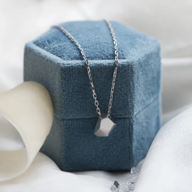 Solid gold necklace with faceted pendant RISO Image