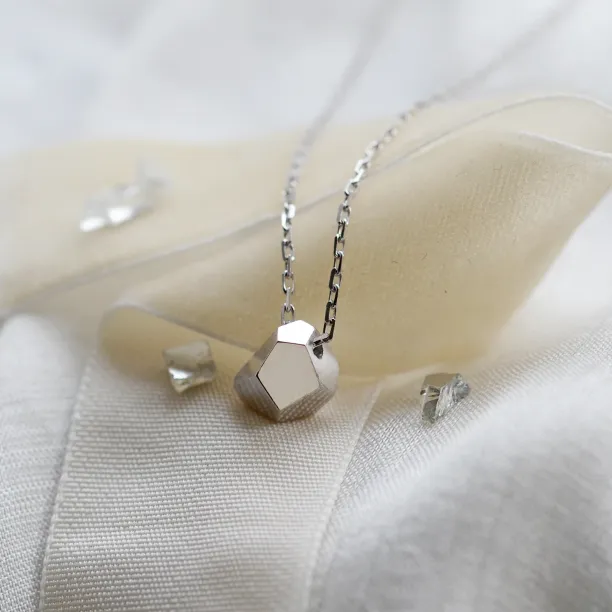 Solid gold necklace with faceted pendant RISO Image