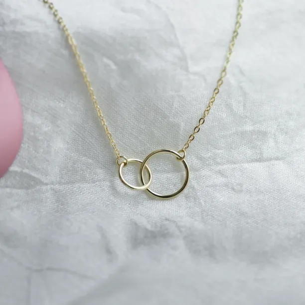 Minimalistický zlatý náhrdelník s kruhy VOVET Image