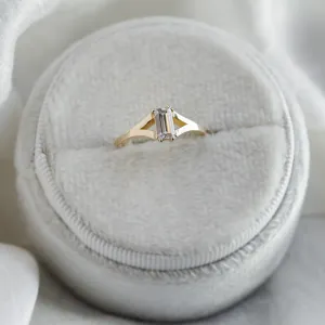 Atypical gold ring with baguette moisanite KEIRA Thumbnail