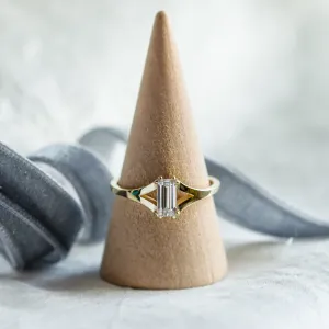 Atypical gold ring with baguette moisanite KEIRA Thumbnail