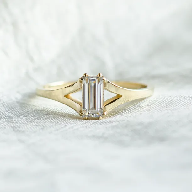 Atypical gold ring with baguette moisanite KEIRA Image