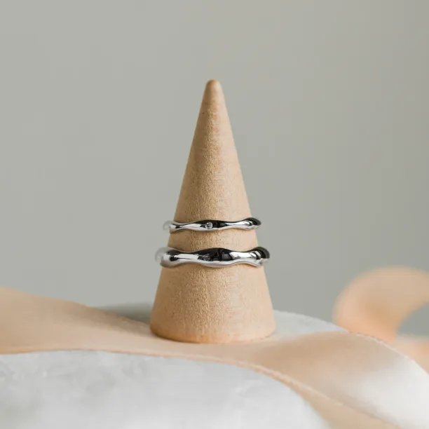 Zvlněné snubní prsteny ze zlata s diamantem APRILIA Image