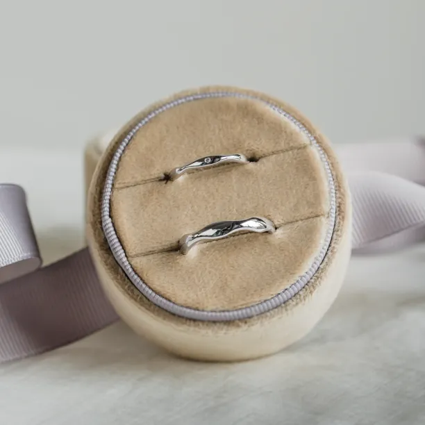 Zvlněné snubní prsteny ze zlata s diamantem APRILIA Image