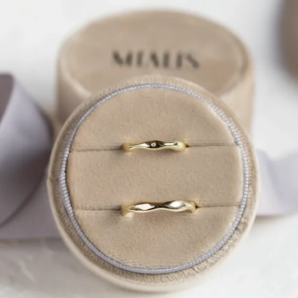 Zvlněné snubní prsteny ze zlata s diamantem APRILIA Image