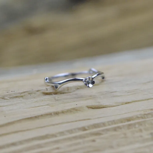 Minimalistický stříbrný prsten s květinami a diamanty  VILO Image