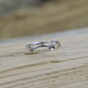 Minimalistický stříbrný prsten s květinami a diamanty  VILO Thumbnail