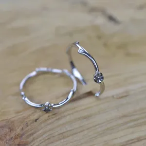 Minimalistický stříbrný prsten s květinami a diamanty  VILO Thumbnail