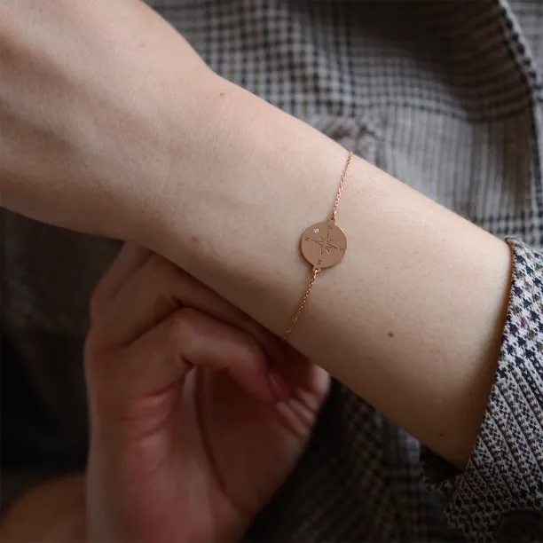 Zlatý náramek s kompasem a diamantem BOBBIE Image