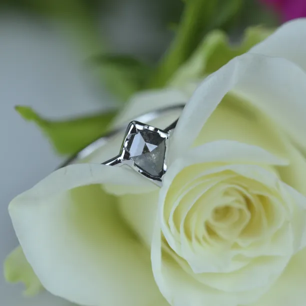 Zlatý prsten s diamantem ve velmi originálním osazení JANE Image