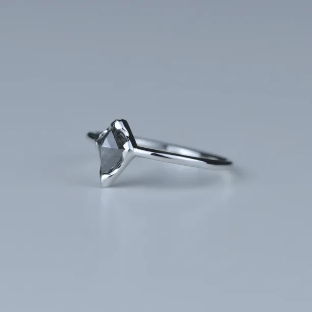 Zlatý prsten s diamantem ve velmi originálním osazení JANE Image