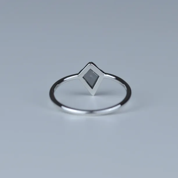 Zlatý prsten s diamantem ve velmi originálním osazení JANE Image