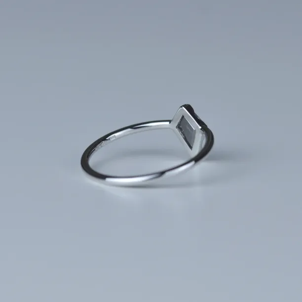 Zlatý prsten s diamantem ve velmi originálním osazení JANE Image