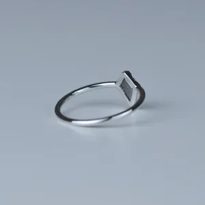 Zlatý prsten s diamantem ve velmi originálním osazení JANE Thumbnail