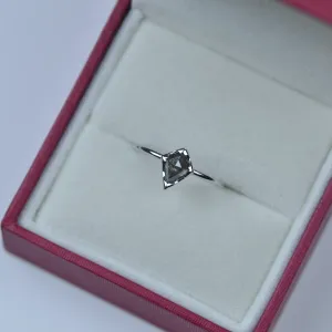 Zlatý prsten s diamantem ve velmi originálním osazení JANE Thumbnail