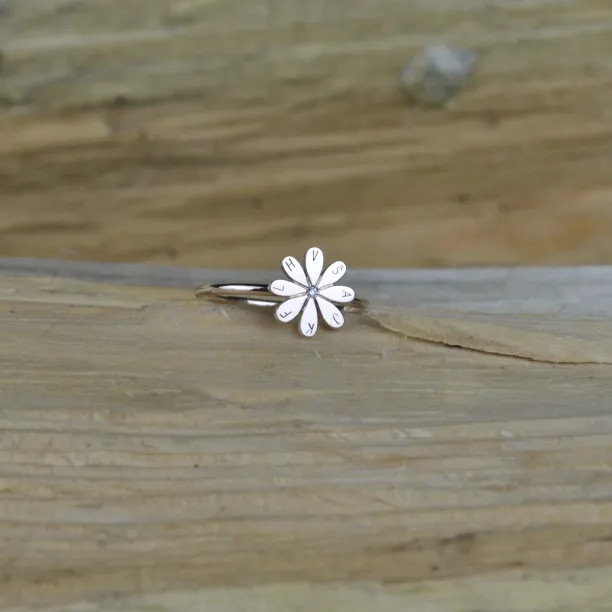 Originální stříbrný prsten s diamantem a gravírem LEXI Image