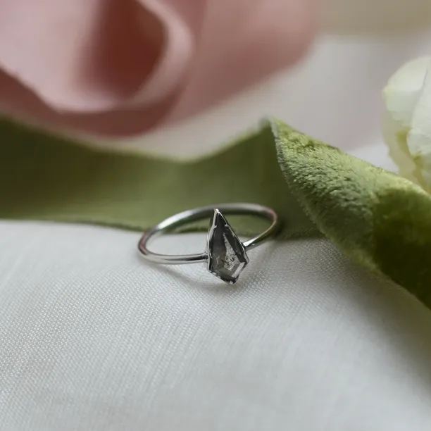 Zlatý prsten s diamantem  salt and pepper FREDA Image