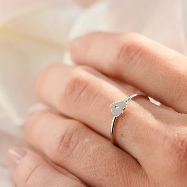 Stříbrný prsten ve tvaru srdce s diamantem PATRICIA Image
