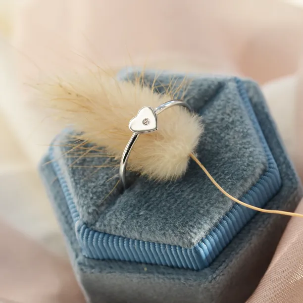 Stříbrný prsten ve tvaru srdce s diamantem PATRICIA Image