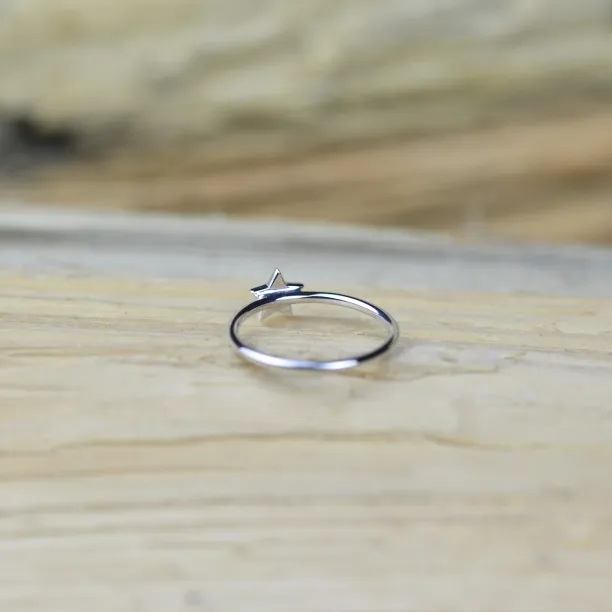 Minimalistický stříbrný prsten ve tvaru hvězdy s diamantem BETTY Image