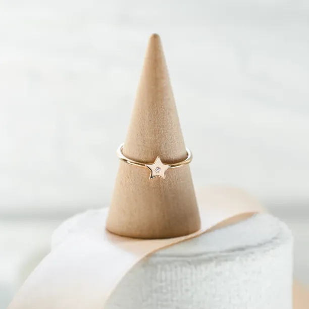 Minimalistický zlatý prsten ve tvaru hvězdy s diamantem BETTY Image