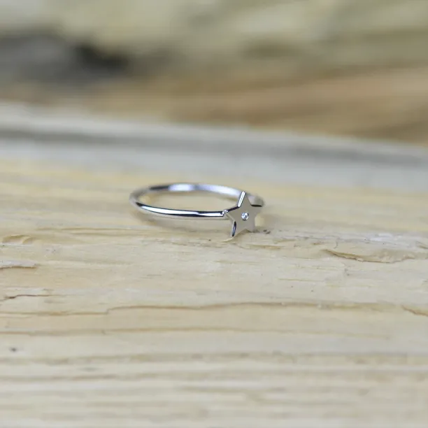 Minimalistický zlatý prsten ve tvaru hvězdy s diamantem BETTY Image