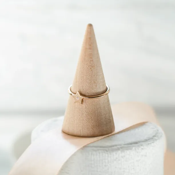 Minimalistický zlatý prsten ve tvaru hvězdy s diamantem BETTY Image