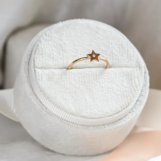 Minimalistický zlatý prsten ve tvaru hvězdy s diamantem BETTY Image