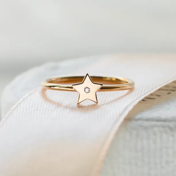 Minimalistický zlatý prsten ve tvaru hvězdy s diamantem BETTY Image