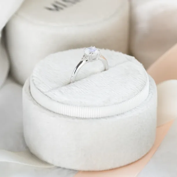 Zlatý zásnubní prsten s měsíčním kamenem a diamanty ELLIE Image