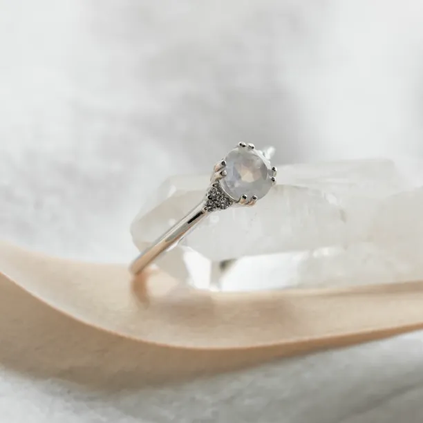 Zlatý zásnubní prsten s měsíčním kamenem a diamanty ELLIE Image