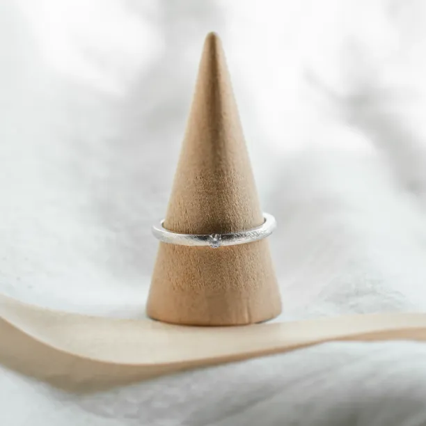 Minimalistický zásnubní prsten CHER Image