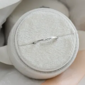 Minimalistický zásnubní prsten CHER Thumbnail