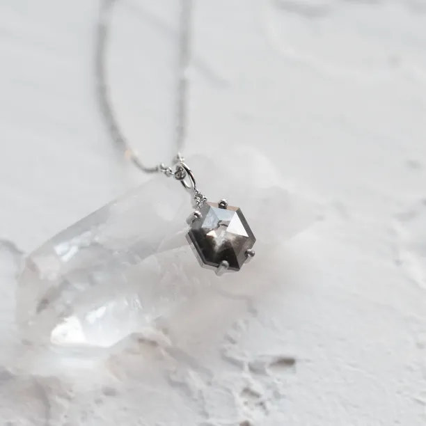 Art deco přívěsek se salt and pepper diamantem ARTIS Image