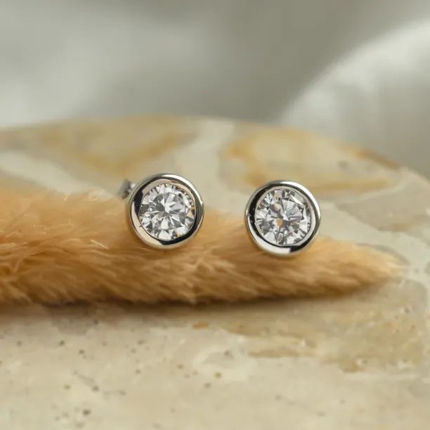 Zlaté minimalistické náušnice s diamanty KLOFTA Image